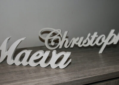 Découpe laser (décoration d'intérieur) réalisé par Kimva (impression, lettrage, graphisme et signalétique à Liège) pour Maeva et Christophe (particuliers).