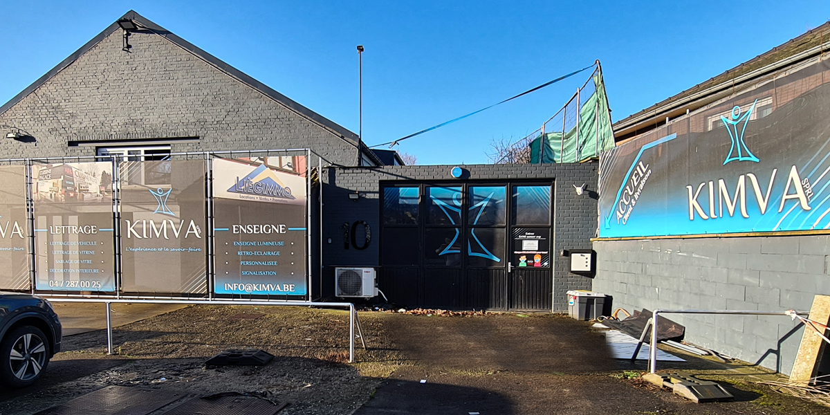 Devanture des locaux de Kimva SRL (impremerie, lettrage, signalétiques et graphisme) situé à Lantin en province de Liège.