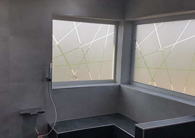 Sablage de vitre avec motif réalisé par Kimva (impression, lettrage, graphisme et signalétique à Liège) pour un Particulier.