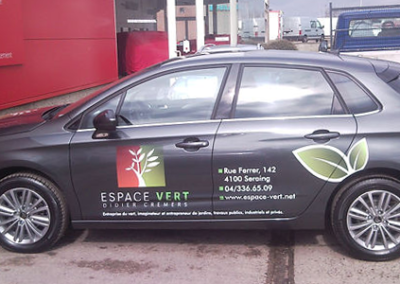 Lettrage sur Voiture réalisé par Kimva (impression et lettrage) pour Espace Vert.