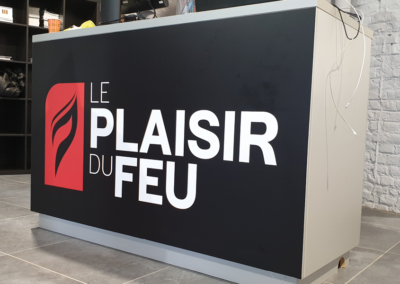 Rétroéclairage de comptoir pour "Le plaisir du feu" par Kimva (impression, lettrage et signalétiques)